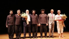 F&inodot;rat Tan&inodot;&scedil; &lsquo;&Idot;yilik Genimizde Var&rsquo; projesi i&ccedil;in sahneye &ccedil;&inodot;kt&inodot;